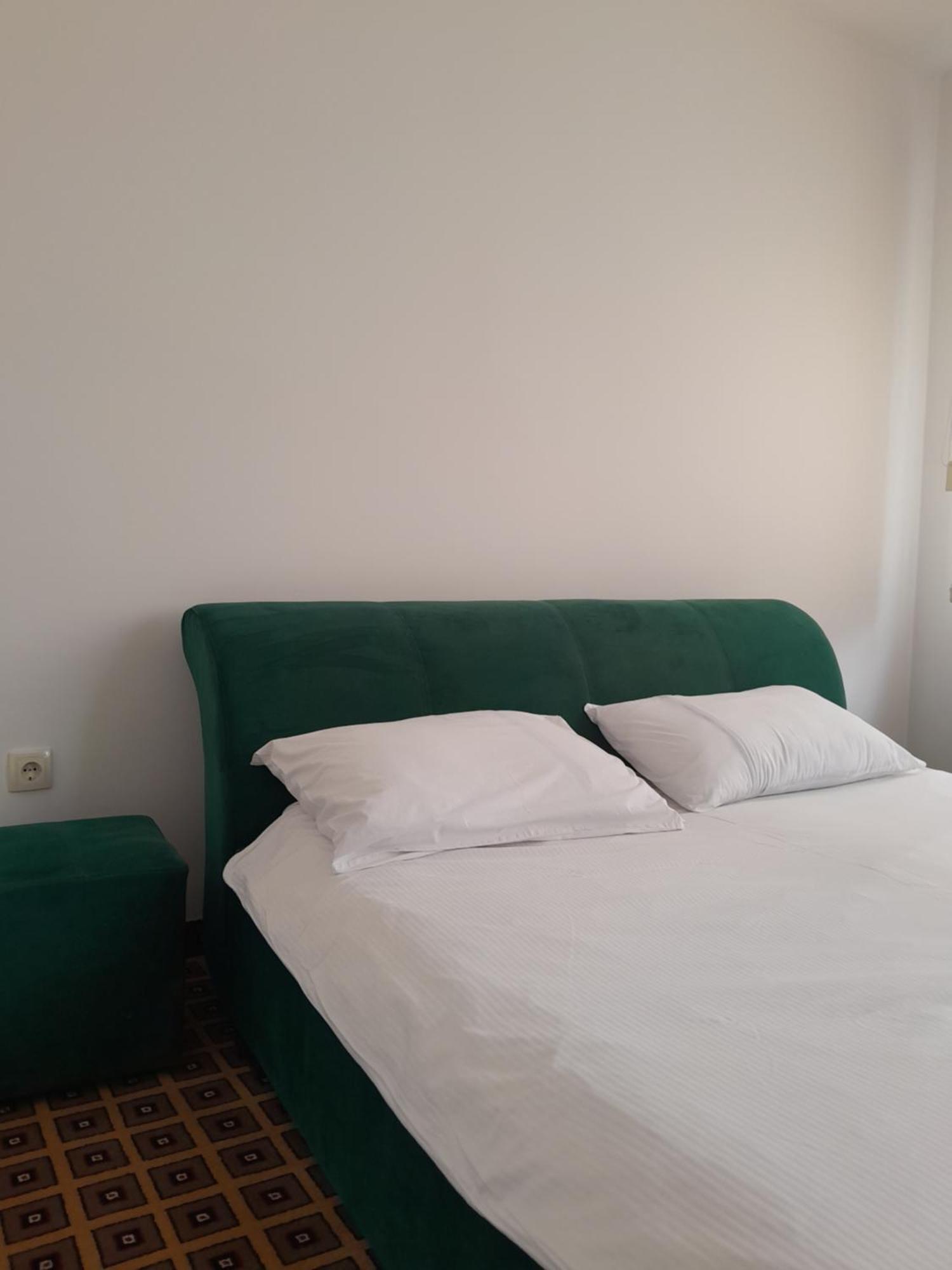 Hotel Victoria Lukavica Екстериор снимка