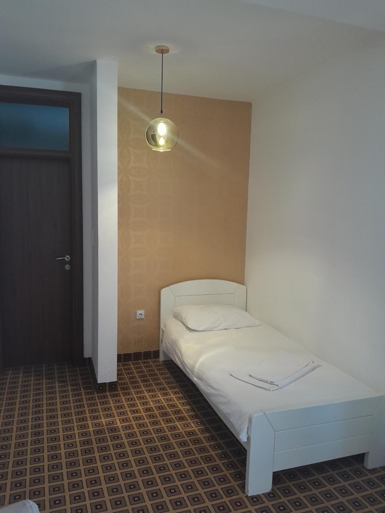 Hotel Victoria Lukavica Екстериор снимка