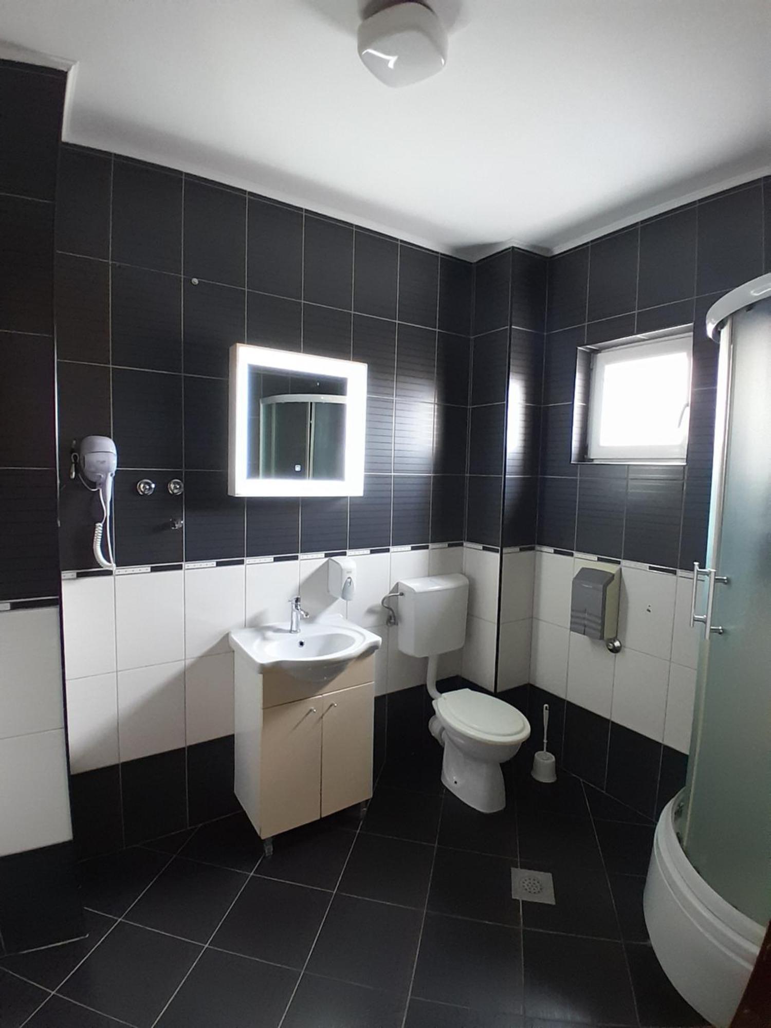 Hotel Victoria Lukavica Екстериор снимка