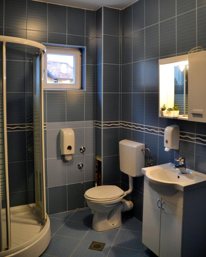 Hotel Victoria Lukavica Екстериор снимка