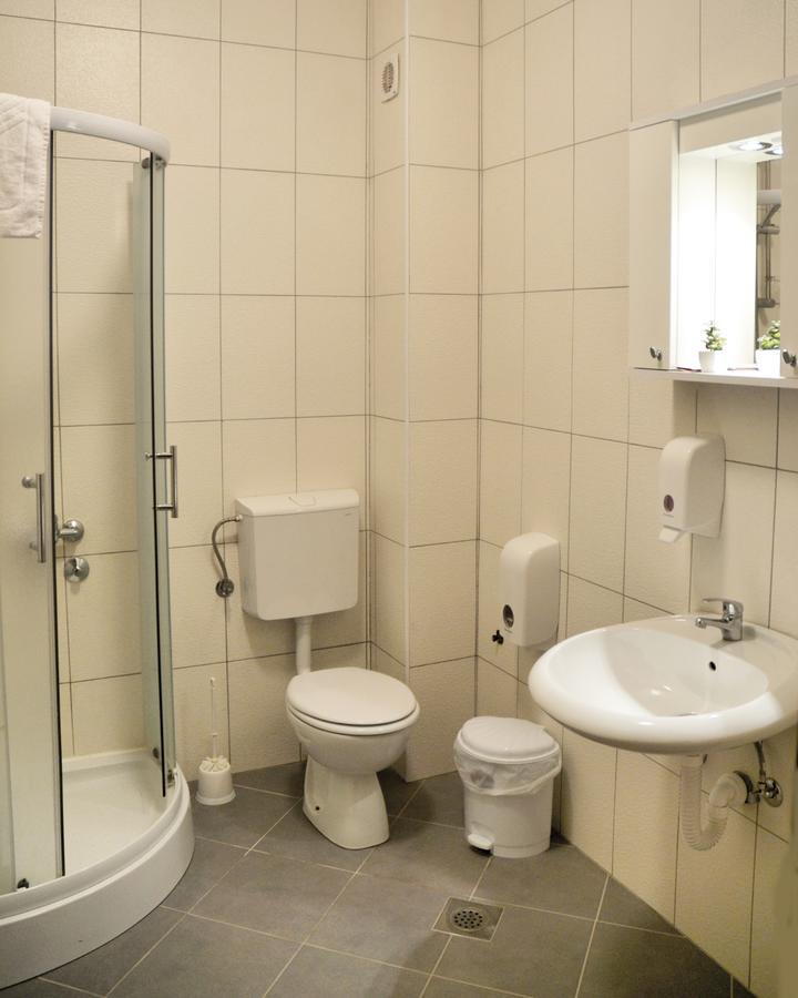 Hotel Victoria Lukavica Екстериор снимка