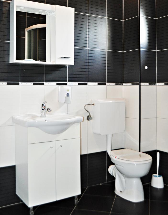 Hotel Victoria Lukavica Екстериор снимка