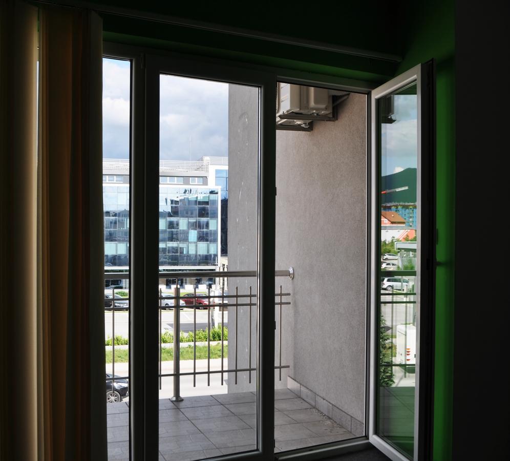 Hotel Victoria Lukavica Екстериор снимка